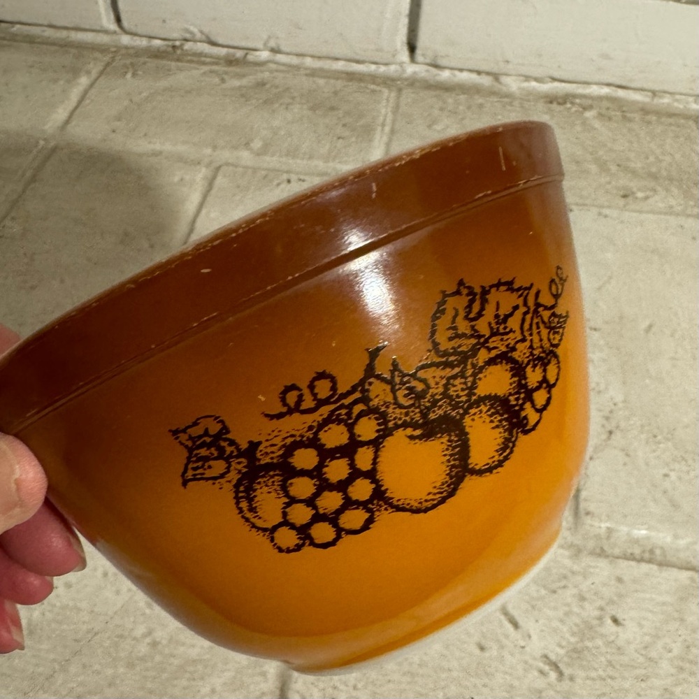 Pyrex 401 Old Orchard 1 1/2 Pt. Mixing Bowl White w Fruit on Brown